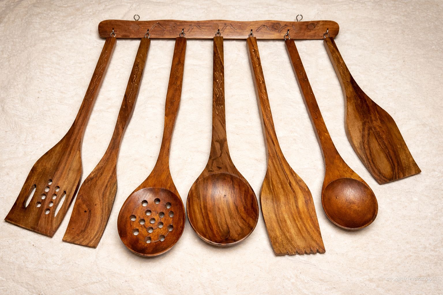 Solid wood 7 piece kitchen utensil set with hanging design – Chinioti Handcrafts